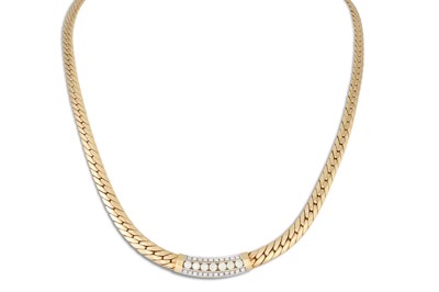Lot 180 - A DIAMOND NECKLACE, the central pendant, set...