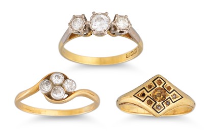 Lot 63 - A VINTAGE THREE STONE DIAMOND DRESS RING,...