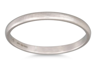 Lot 207 - A TIFFANY & CO PLATINUM BAND RING, 2.2 g.,...