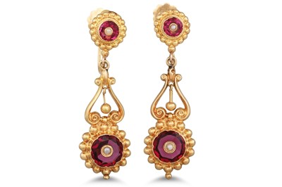 Lot 26 - A PAIR OF ANTIQUE GOLD DROP CLUSTER EARRINGS,...