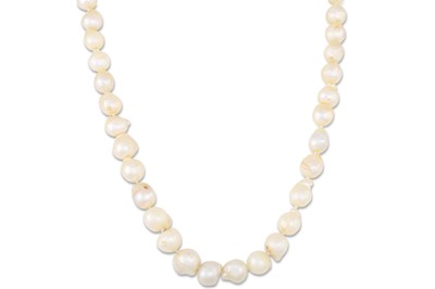 Lot 27 - A BAROQUE PEARL NECKLACE, cream tones with a...