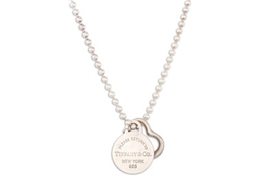Lot 76 - A SILVER TIFFANY NECKLACE, original heart...