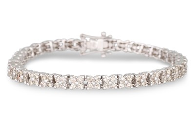 Lot 85 - A DIAMOND BRACELET, comprising clusters of...