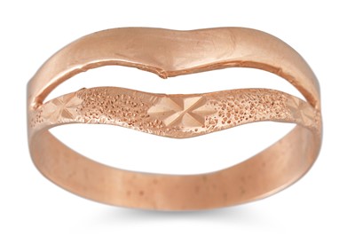 Lot 132 - A 14CT GOLD RING, shaped form