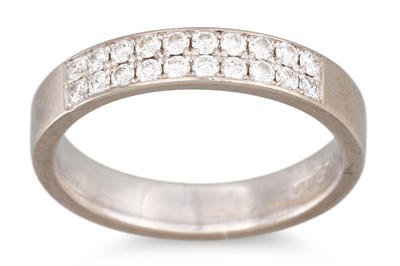 Lot 138 - A TWO ROWED DIAMOND RING, mounted in 18ct...