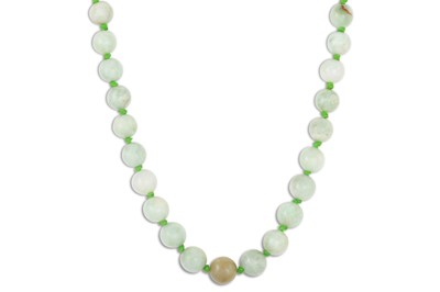 Lot 281 - A JADE NECKLACE, beaded and knotted