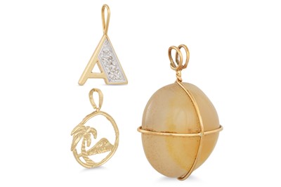 Lot 141 - A MOONSTONE PENDANT, with 9ct gold wire...