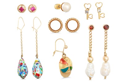 Lot 153 - A COLLECTION OF GOLD EARRINGS, to include a...