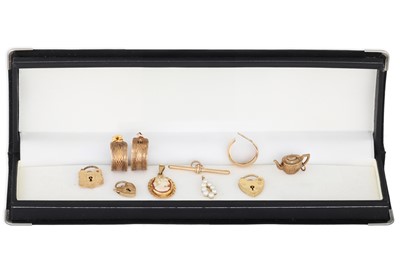 Lot 166 - A COLLECTION OF ITEMS TO INCLUDE; A pair of...