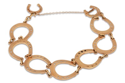 Lot 169 - A 9CT GOLD HORSE SHOE LINK BRACELET, 12.1 g.