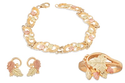 Lot 108 - A SUITE OF 10CT YELLOW GOLD JEWELLERY, 14.3 g.