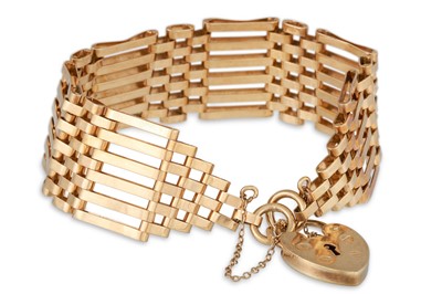 Lot 110 - A 9CT GOLD GATE BRACELET, with padlock, 21.7 g.