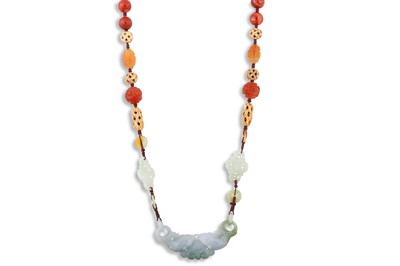 Lot 10 - AN ORIENTAL JADE AND CARNELIAN BEADED NECKLACE,...