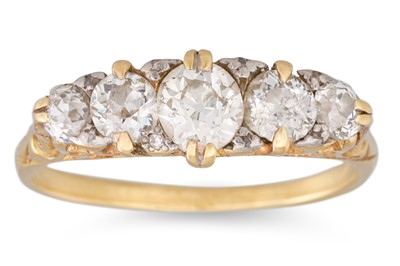 Lot 29 - AN ANTIQUE FIVE STONE RING, the graduated old...