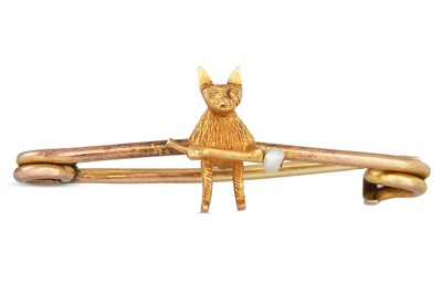 Lot 32 - AN ANTIQUE 9CT GOLD BAR BROOCH, in the form of...