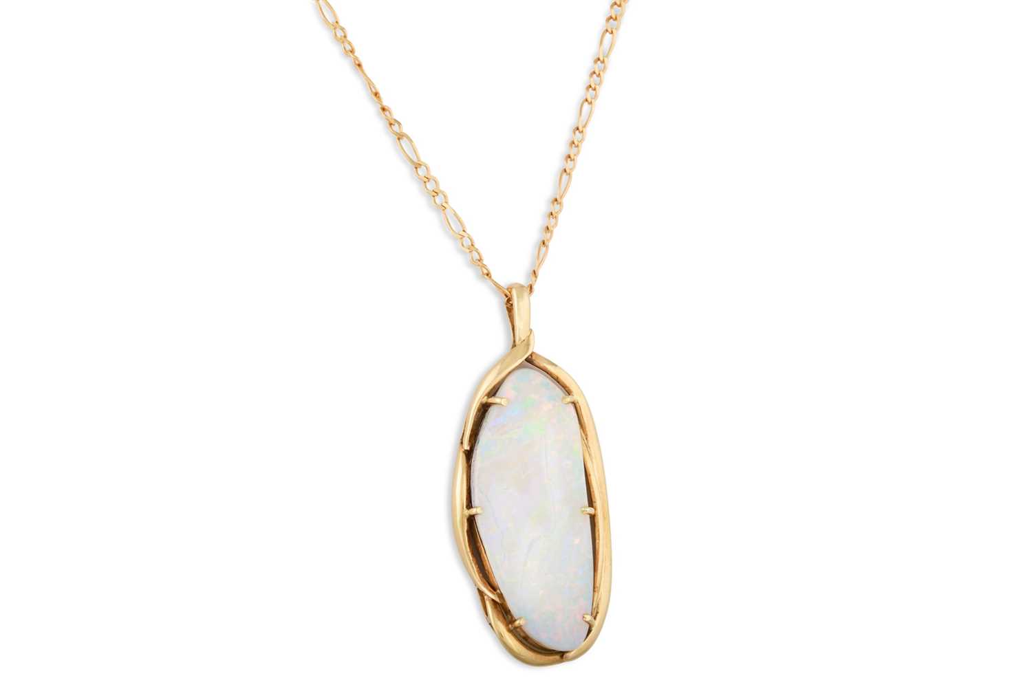 Lot 48 - AN AUSTRALIAN OPAL PENDANT, mounted in 18ct...