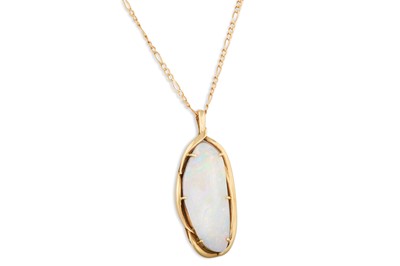 Lot 48 - AN AUSTRALIAN OPAL PENDANT, mounted in 18ct...