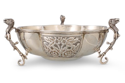 Lot 401 - AN EDWARDIAN SILVER BOWL, on three rams mask...