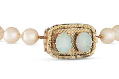 Lot 40 - A SET OF VINTAGE CULTURED PEARLS, with a gold...