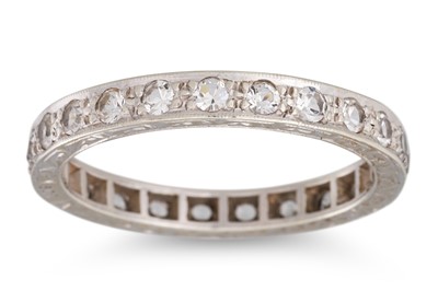 Lot 37 - A VINTAGE DIAMOND ETERNITY RING, the circular...