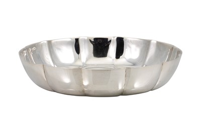 Lot 456 - A MODERN IRISH SILVER CIRCULAR STRAWBERRY DISH,...