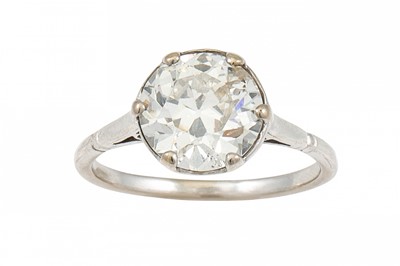 Lot 372 - AN ANTIQUE DIAMOND SOLITAIRE RING, the old cut...