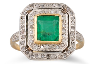 Lot 286 - AN EMERALD AND DIAMOND CLUSTER RING, the...
