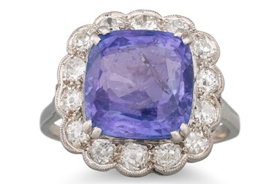 Lot 290 - A VINTAGE SAPPHIRE AND DIAMOND CLUSTER RING,...