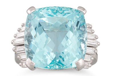 Lot 326 - AN AQUAMARINE AND DIAMOND RING, the mixed cut...