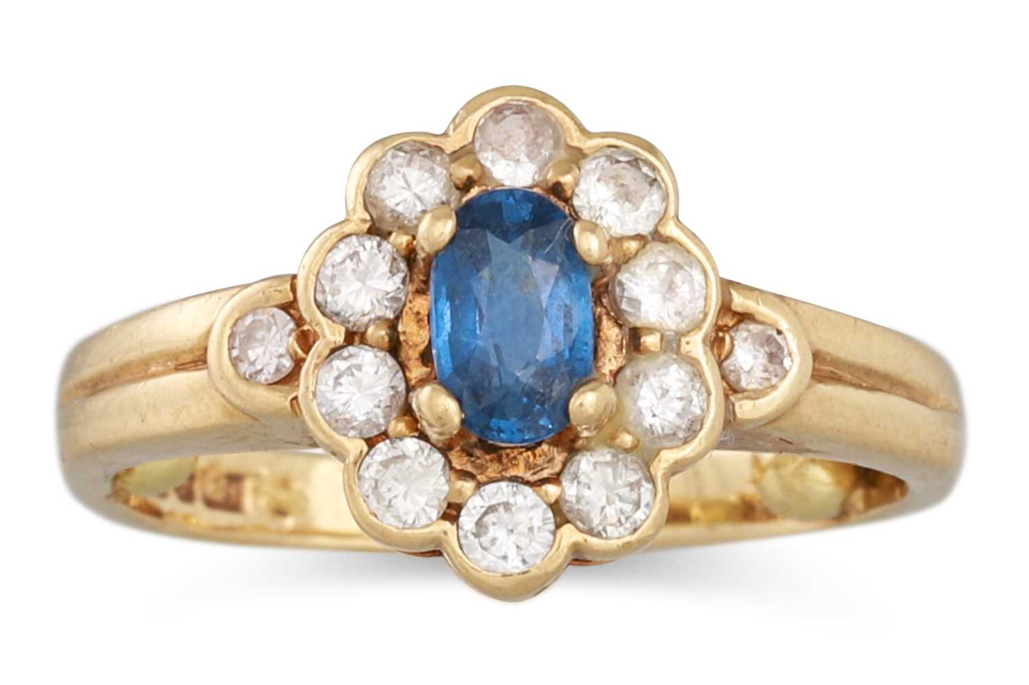 Lot 35 - A VINTAGE SAPPHIRE AND DIAMOND CLUSTER RING,...
