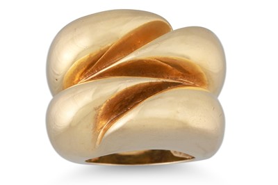 Lot 34 - A YELLOW GOLD RING, of unusual abstract form,...