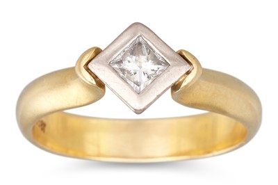 Lot 60 - A PRINCESS CUT DIAMOND RING, mounted in 18ct...