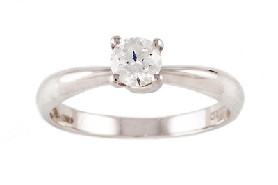 Lot 354 - A DIAMOND SOLITAIRE RING, the brilliant cut...
