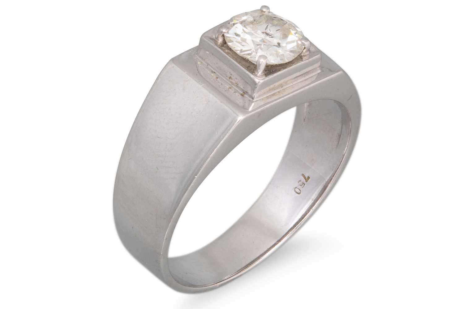Lot 40 - A DIAMOND DRESS RING, the brilliant cut...