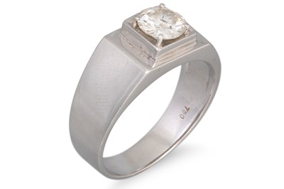 Lot 92 - A DIAMOND DRESS RING, the brilliant cut...