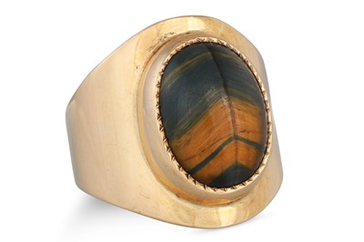 Lot 96 - A VINTAGE IRISH 9CT GOLD AND TIGER'S EYE...