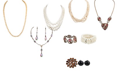 Lot 140 - THREE VINTAGE BEADED NECKLACES, 1950S,...