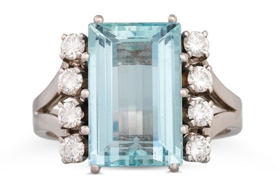 Lot 112 - AN AQUAMARINE AND DIAMOND RING, the...