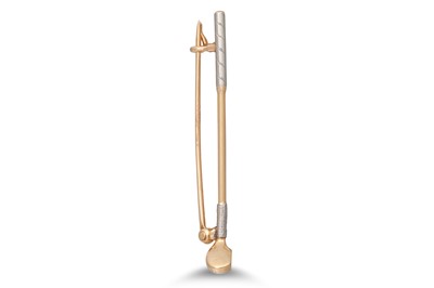 Lot 120 - A GOLF CLUB TIE PIN, mounted in 14ct yellow gold