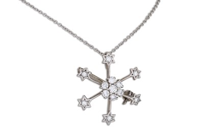 Lot 123 - A DIAMOND SNOWFLAKE PENDANT/BROOCH, on a chain,...