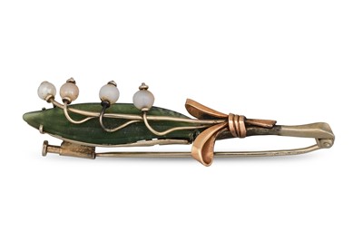 Lot 124 - A VINTAGE BROOCH, modelled as a leaf, mounted...