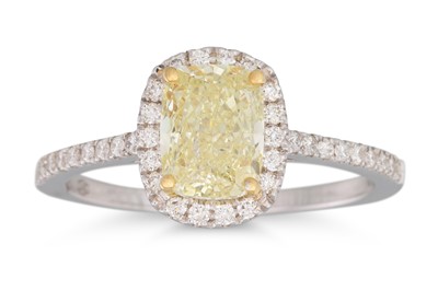 Lot 132 - A DIAMOND CLUSTER RING, the fancy yellow...
