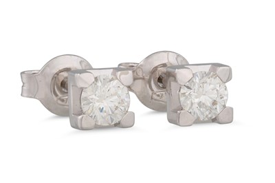 Lot 133 - A PAIR OF DIAMOND STUD EARRINGS, the brilliant...