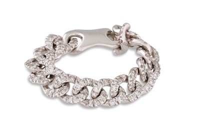Lot 136 - A DIAMOND SET CURB LINK RING, the flexible...