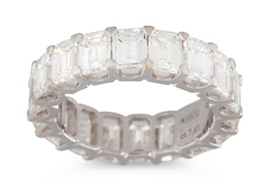 Lot 155 - A DIAMOND SET FULL ETERNITY RING, the emerald...