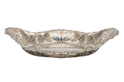 Lot 541 - AN EDWARDIAN SILVER SHAPED OVAL BREAD BASKET,...