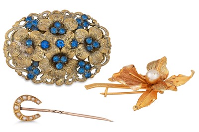 Lot 31 - AN INTERESTING COLLECTION OF VINTAGE BROOCHES,...
