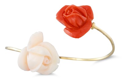 Lot 61 - AN ITALIAN DESIGN CORAL AND GOLD BANGLE, of...