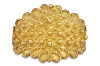 Lot 121 - AN 18CT GOLD RING, of unusual form, adjustable...