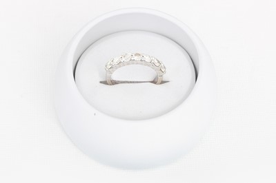 Lot 91 - A DIAMOND SEVEN STONE RING, the round...